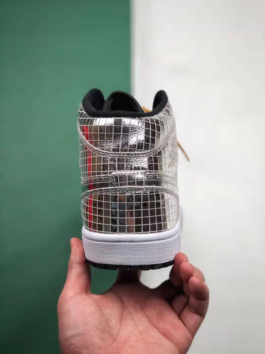 Air Jordan 1 Mid 'Disco Ball' CU9304-001: Shimmering style for iconic sneakers Air Jordan 1 Mid 'Disco Ball' CU9304-001: Shimmering style for iconic sneakers