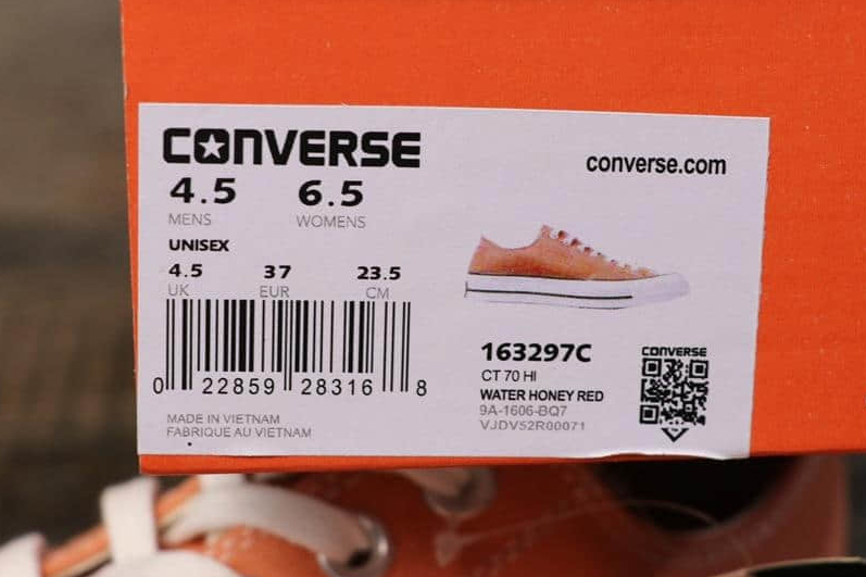 Converse Chuck 70 Hi Gold - Classic Retro Style in Premium Finish Converse Chuck 70 Hi Gold - Classic Retro Style in Premium Finish