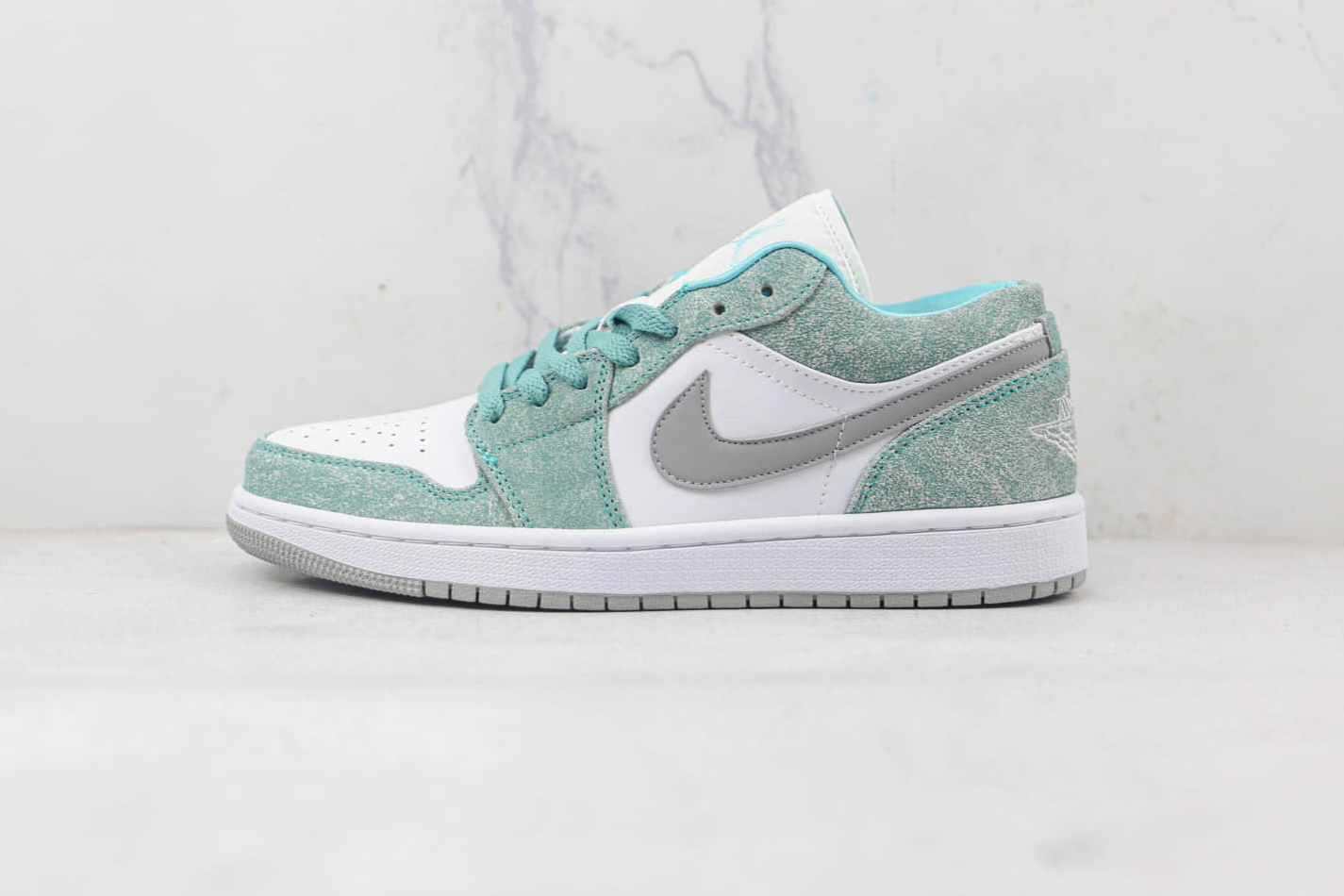 Air Jordan 1 Low 'New Emerald' DN3705-301 - Sleek and Stylish Suede for an Iconic Look!