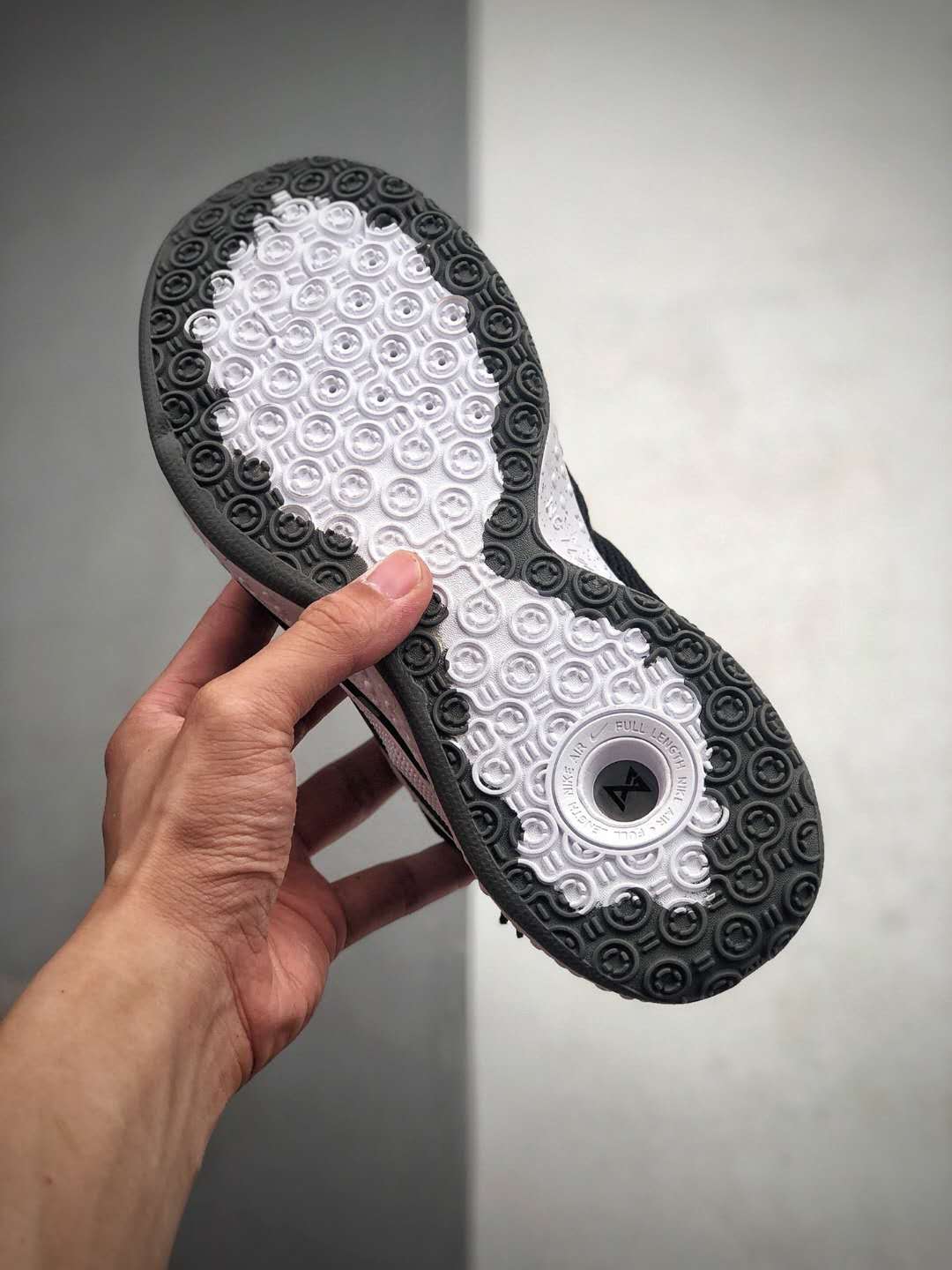 Nike PG 4 EP 'Oreo' CD5082-100 - Stylish and Versatile Basketball Shoes Nike PG 4 EP 'Oreo' CD5082-100 - Stylish and Versatile Basketball Shoes