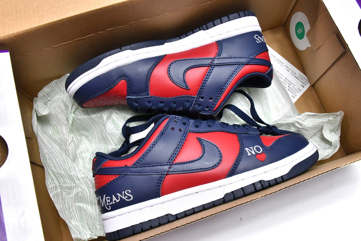 Supreme x Nike SB Dunks Low 'Blue Red' DO7412-982 - Limited Edition Fashion Collaboration Supreme x Nike SB Dunks Low 'Blue Red' DO7412-982 - Limited Edition Fashion Collaboration