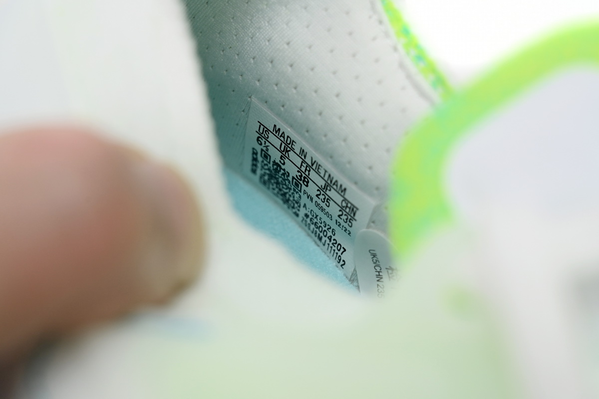 Adidas Ultra Boost 22 White Green GX5926 - Lightweight and Responsive Footwear Adidas Ultra Boost 22 White Green GX5926 - Lightweight and Responsive Footwear