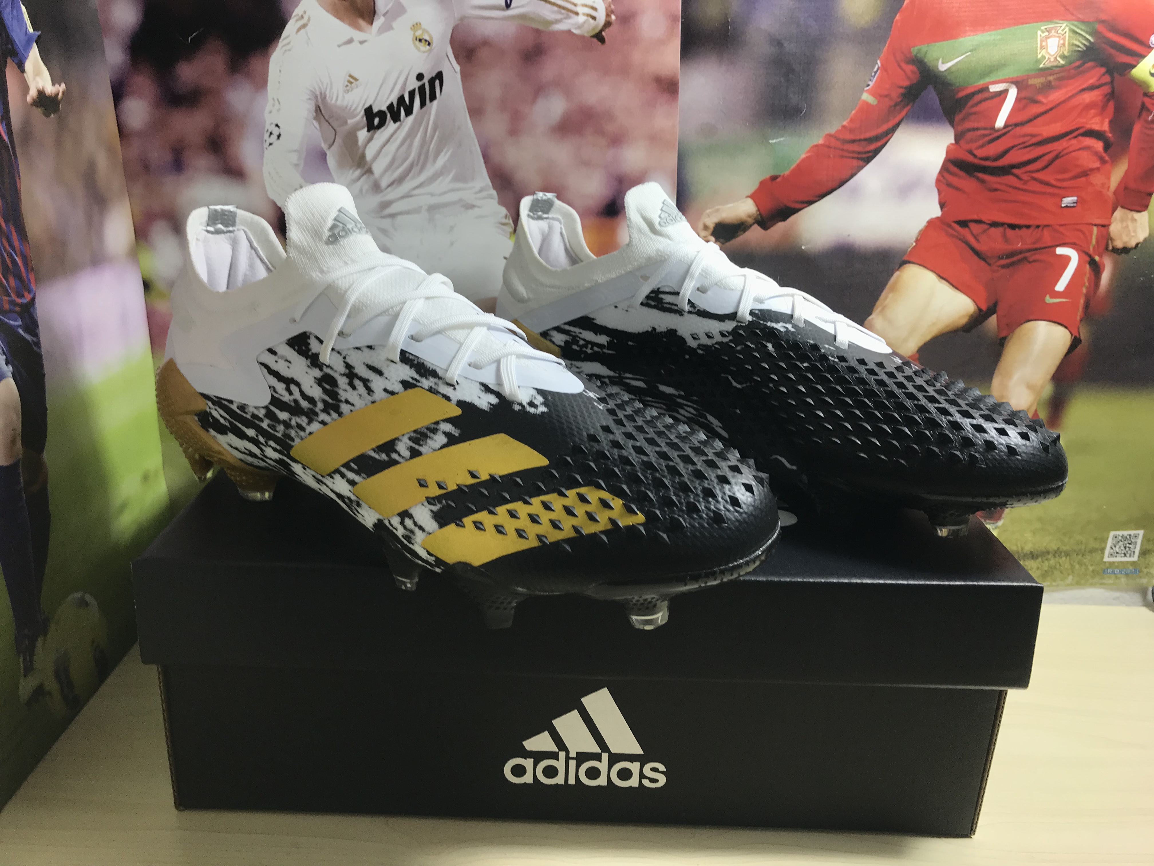 Adidas Predator Mutator 20.1 Low FG White Gold Metallic - FW9182 Adidas Predator Mutator 20.1 Low FG White Gold Metallic - FW9182