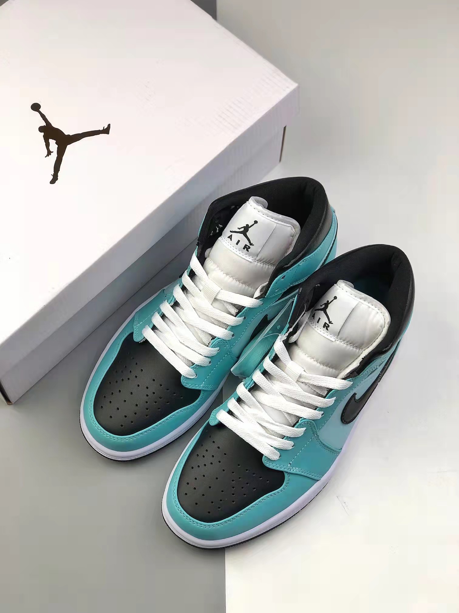 Air Jordan 1 Mid 'Aqua Black' BQ6472-300 | Trendy Sneaker Essential Air Jordan 1 Mid 'Aqua Black' BQ6472-300 | Trendy Sneaker Essential