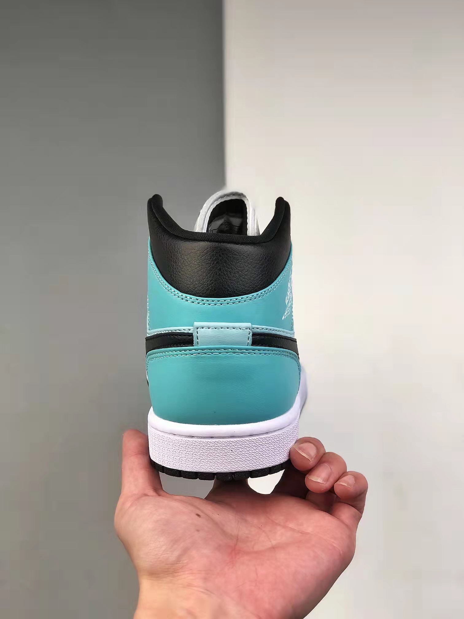 Air Jordan 1 Mid 'Aqua Black' BQ6472-300 | Trendy Sneaker Essential Air Jordan 1 Mid 'Aqua Black' BQ6472-300 | Trendy Sneaker Essential