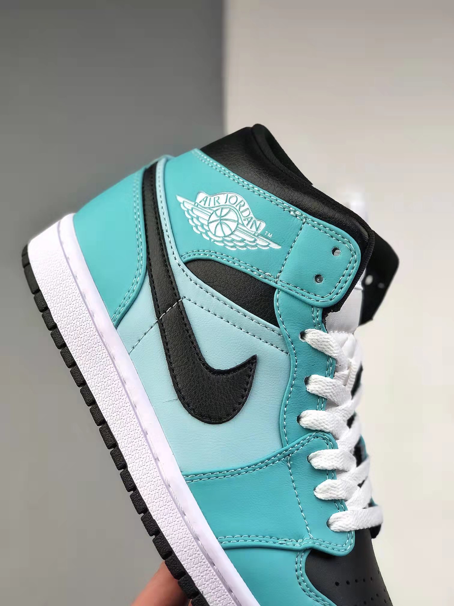 Air Jordan 1 Mid 'Aqua Black' BQ6472-300 | Trendy Sneaker Essential Air Jordan 1 Mid 'Aqua Black' BQ6472-300 | Trendy Sneaker Essential