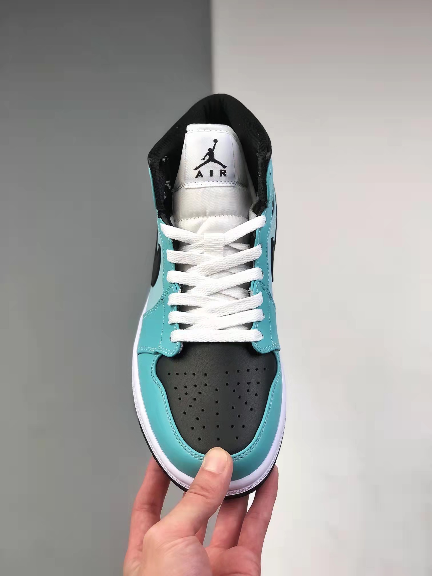 Air Jordan 1 Mid 'Aqua Black' BQ6472-300 | Trendy Sneaker Essential Air Jordan 1 Mid 'Aqua Black' BQ6472-300 | Trendy Sneaker Essential