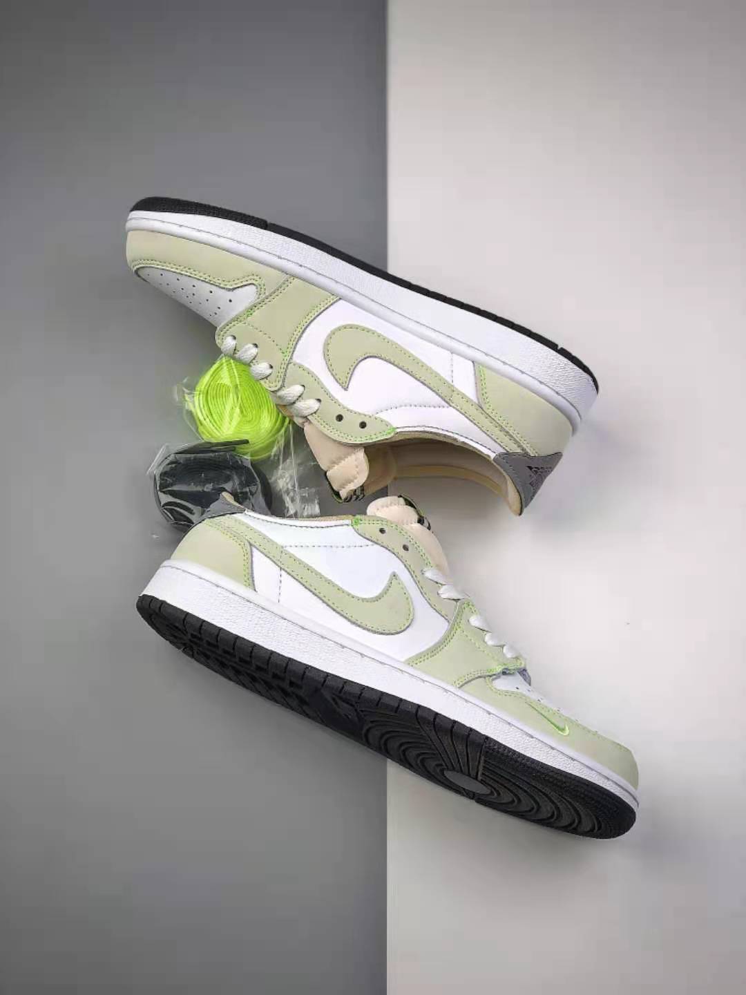Air Jordan 1 Low OG Ghost Green DM7837-103 - Sleek Style & Comfort Air Jordan 1 Low OG Ghost Green DM7837-103 - Sleek Style & Comfort