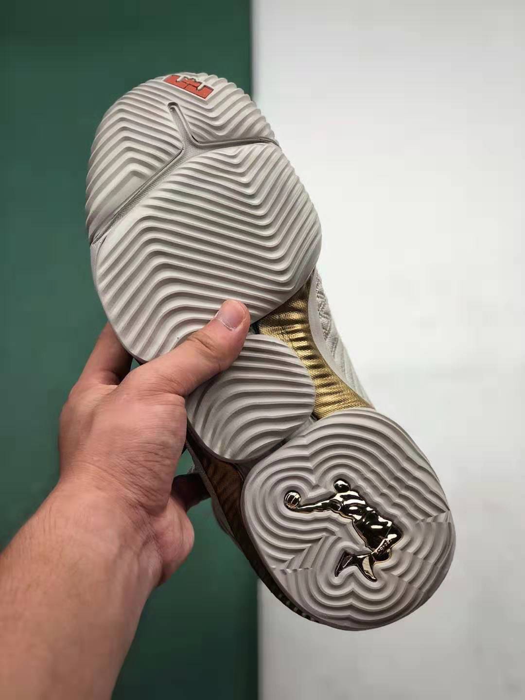 Nike Lebron 16 LMTD Harlems Fashion Row BQ6583-100 - Premium Basketball Shoes Nike Lebron 16 LMTD Harlems Fashion Row BQ6583-100 - Premium Basketball Shoes